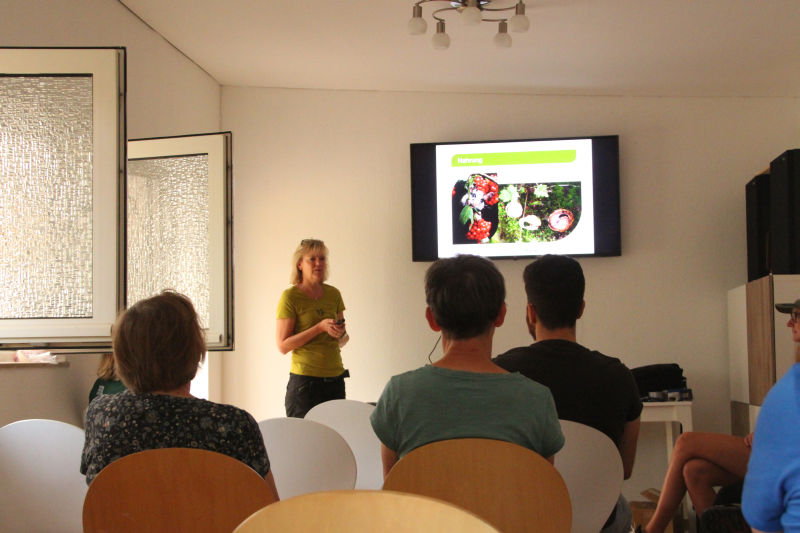 Maren Goschke informiert über Lebensweise und Nahrung des Gartenschläfers.